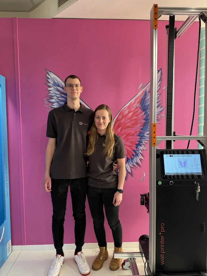 Kacper i Paulina — zespół iPrintWall przy drukarce ściennej wall printer pro